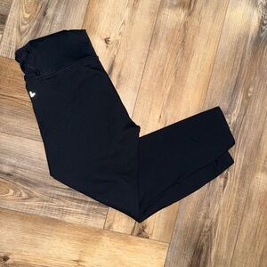 Women’s Blacked Cropped Leggings with Mesh Design on sides